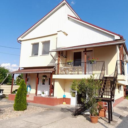 Napsugar Vendeghaz Apartamento Tiszaújváros Exterior foto
