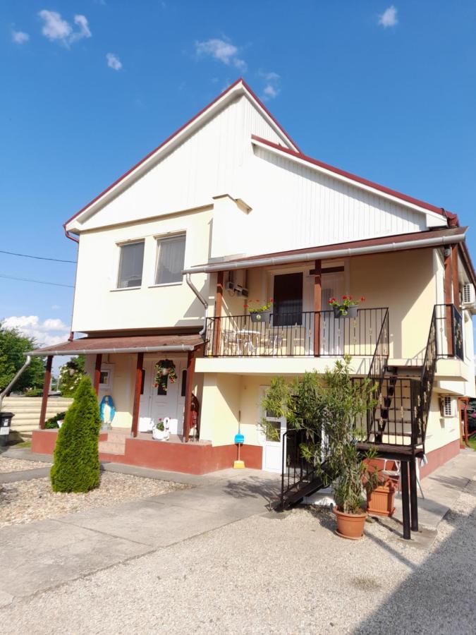 Napsugar Vendeghaz Apartamento Tiszaújváros Exterior foto
