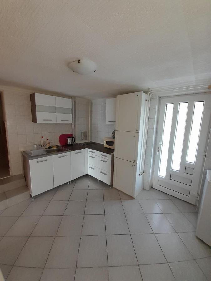 Napsugar Vendeghaz Apartamento Tiszaújváros Exterior foto