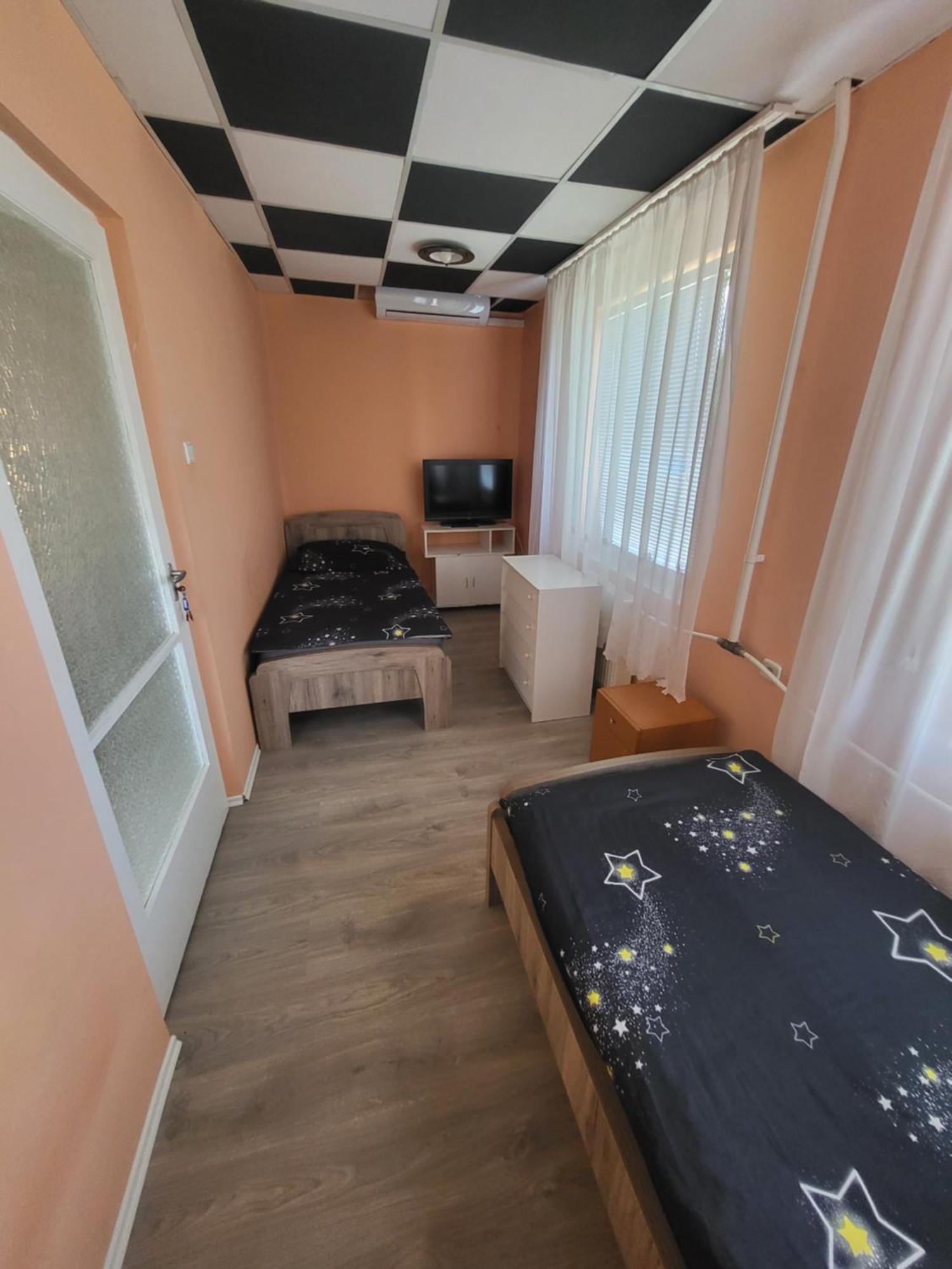 Napsugar Vendeghaz Apartamento Tiszaújváros Quarto foto