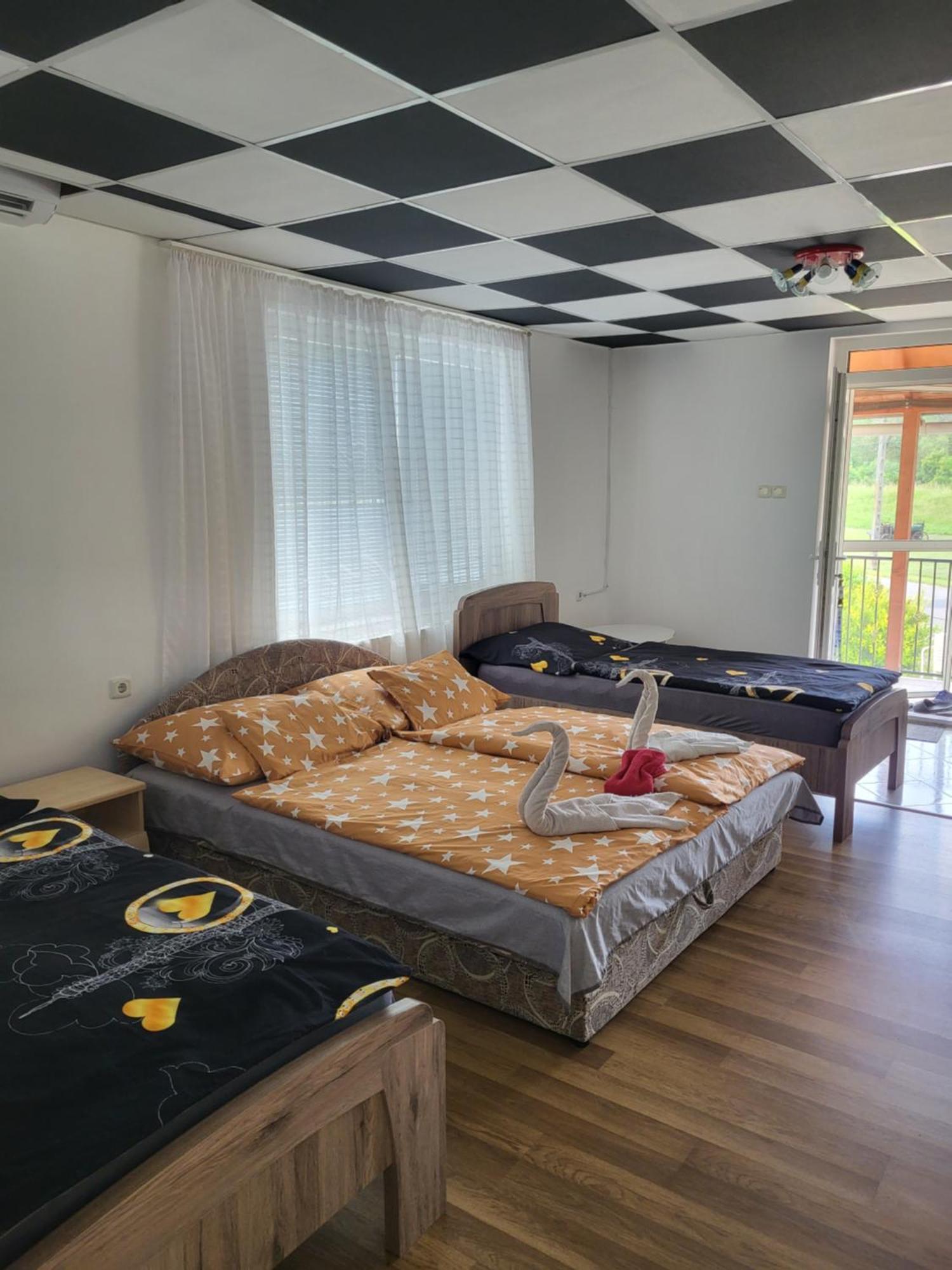 Napsugar Vendeghaz Apartamento Tiszaújváros Exterior foto
