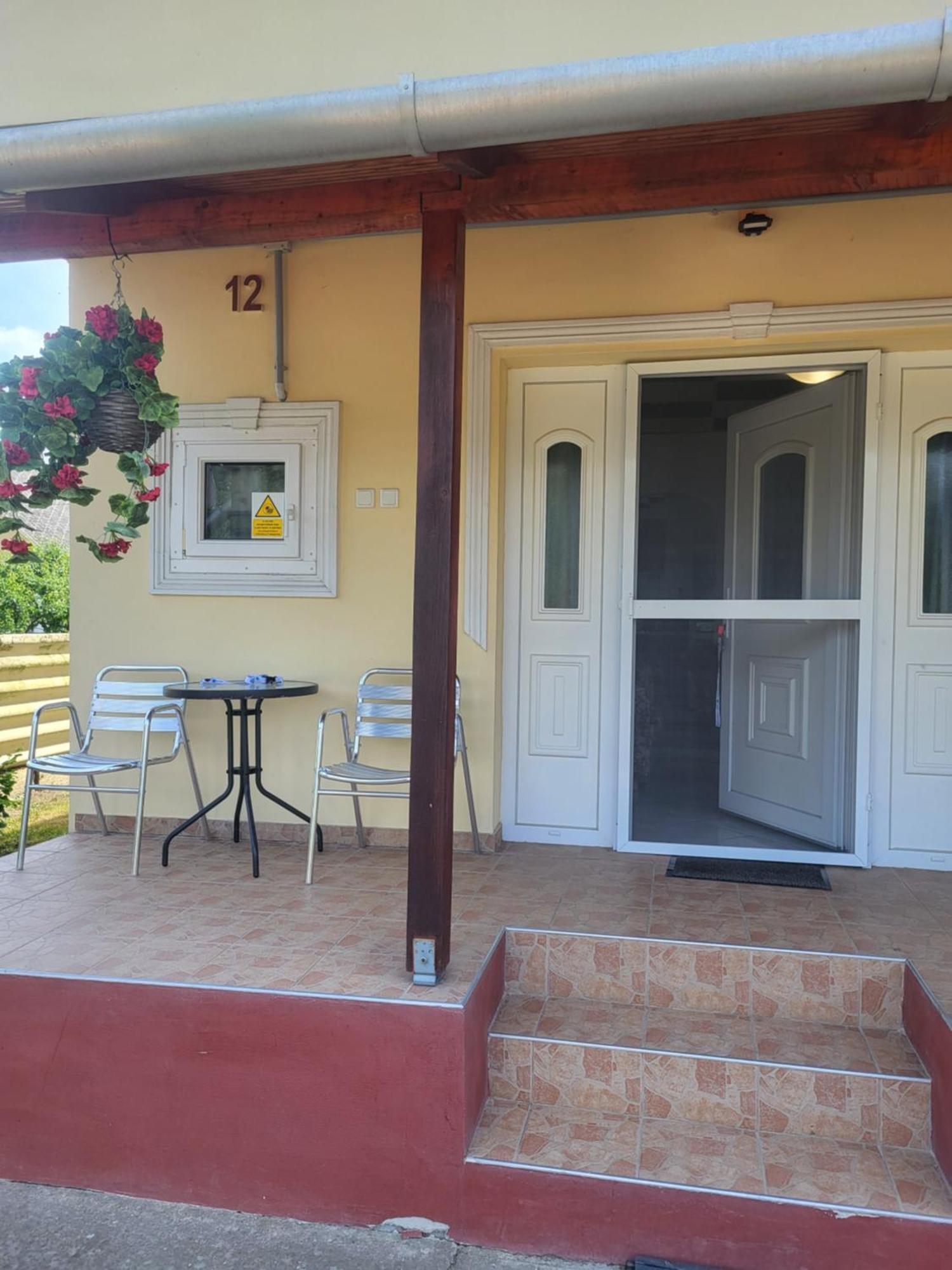 Napsugar Vendeghaz Apartamento Tiszaújváros Quarto foto